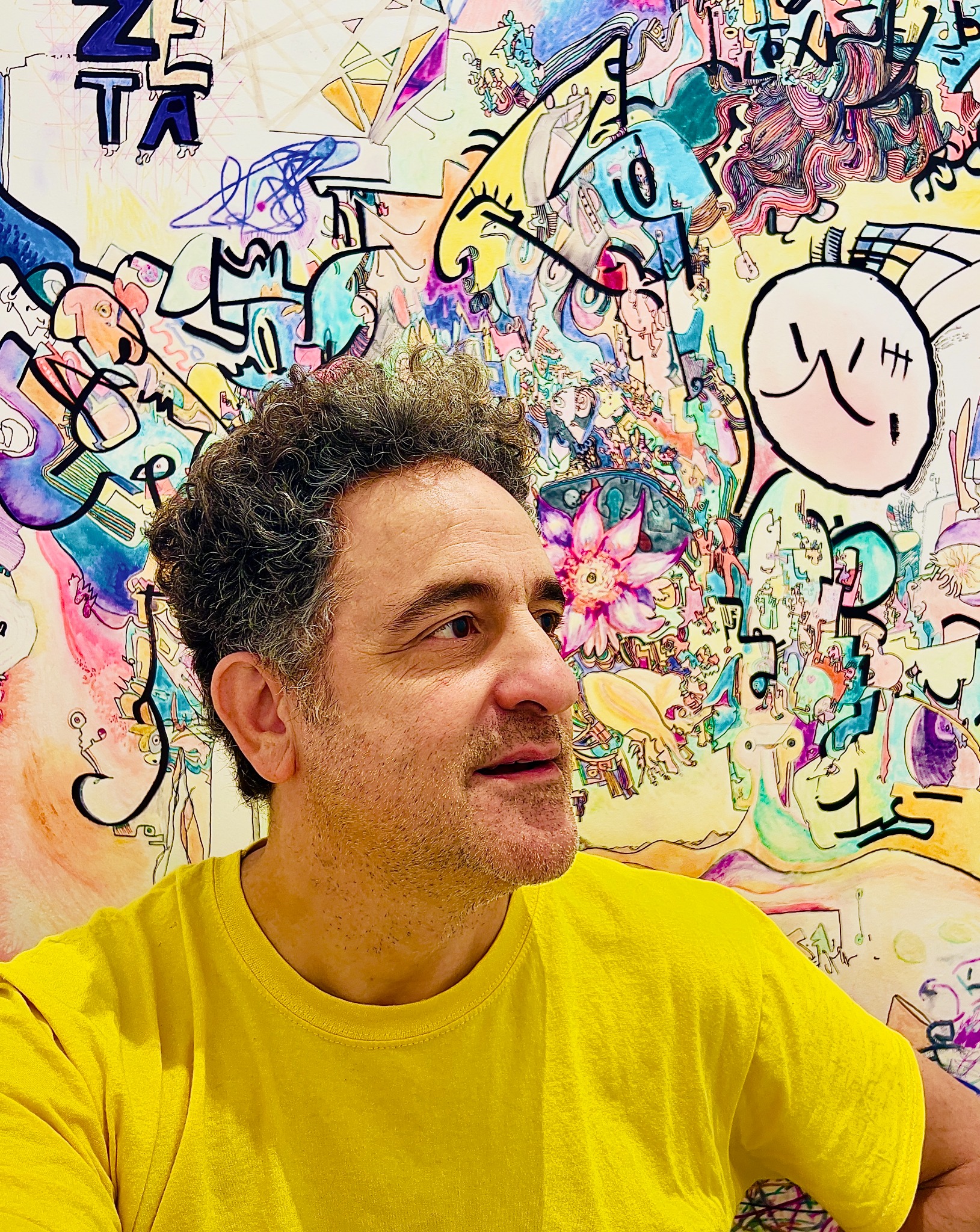 Emmanuel Saada devant une œuvre graphique