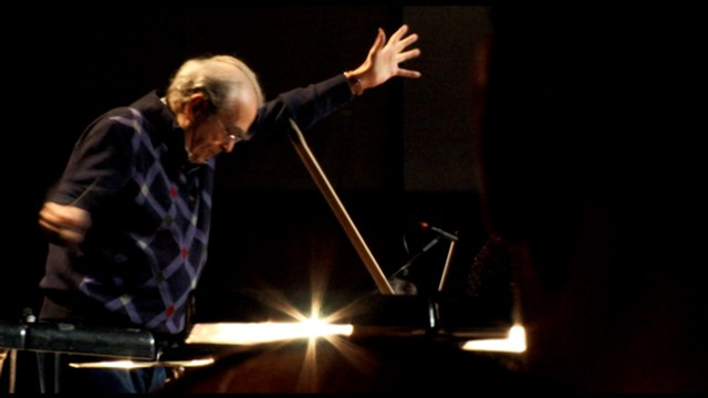 Michel Legrand en pleine direction à la salle Pleyel