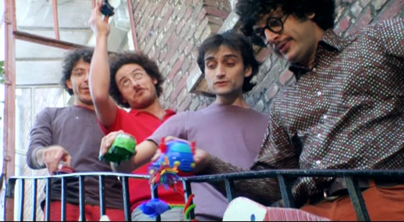 Scène du clip Treasure autour d’un canapé