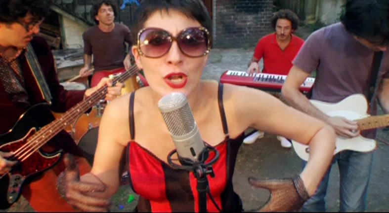 La chanteuse et les musiciens d’Electric Diva dans la rue