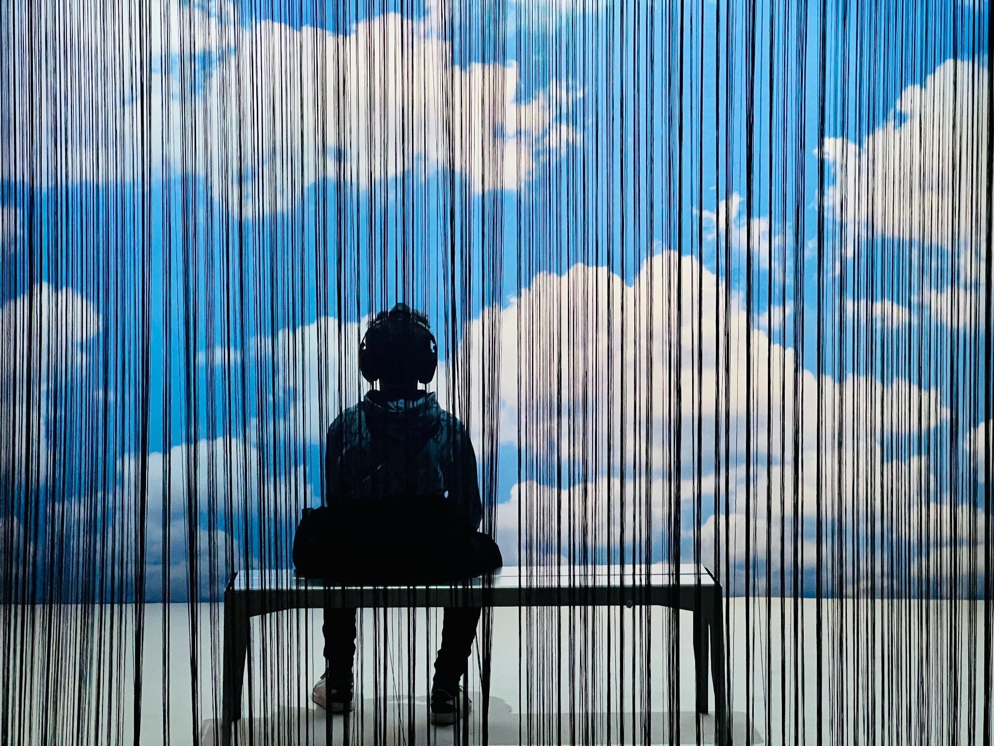 Une silhouette devant un ciel de nuages
