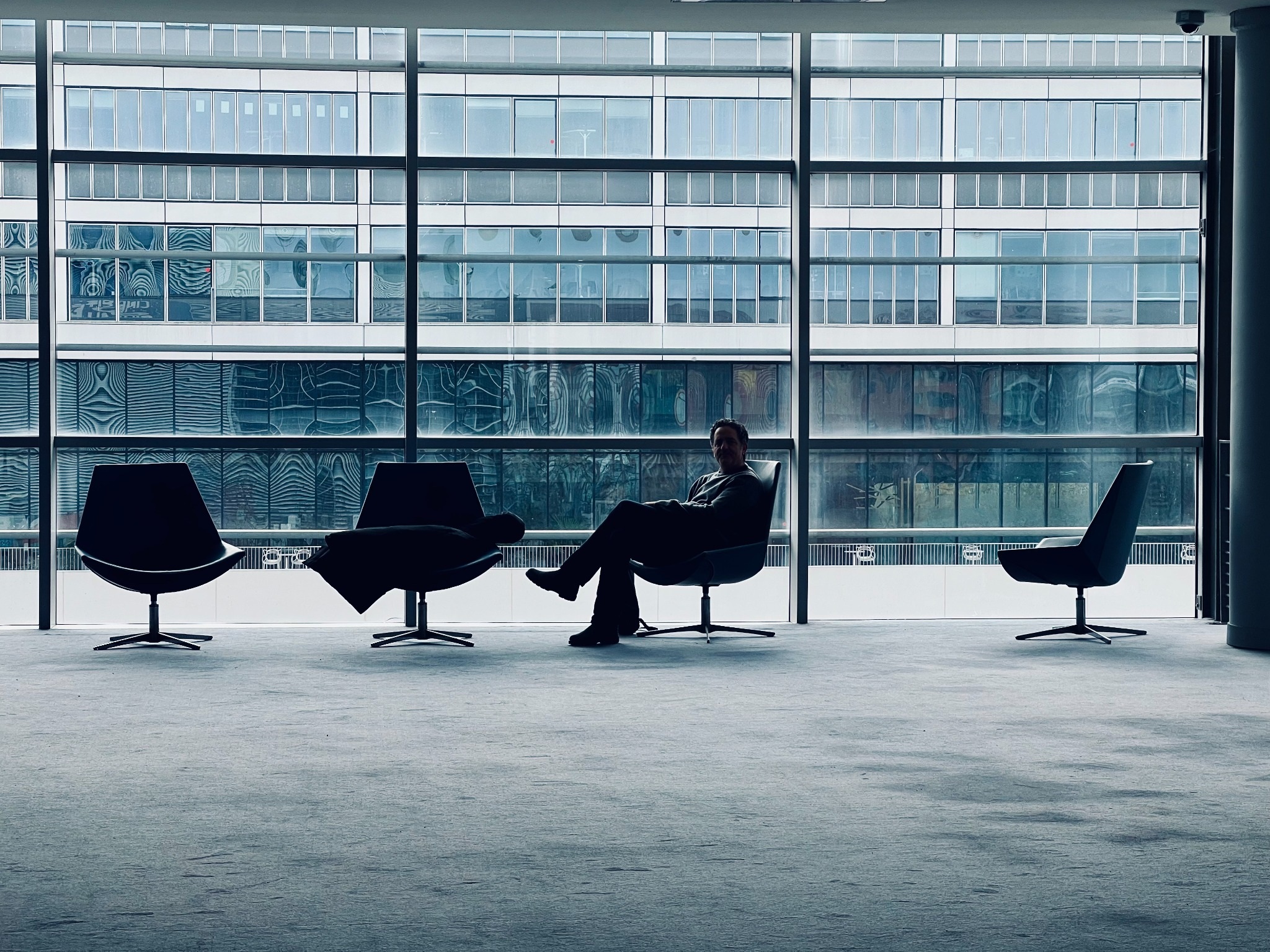 Des silhouettes dans une architecture vitrée
