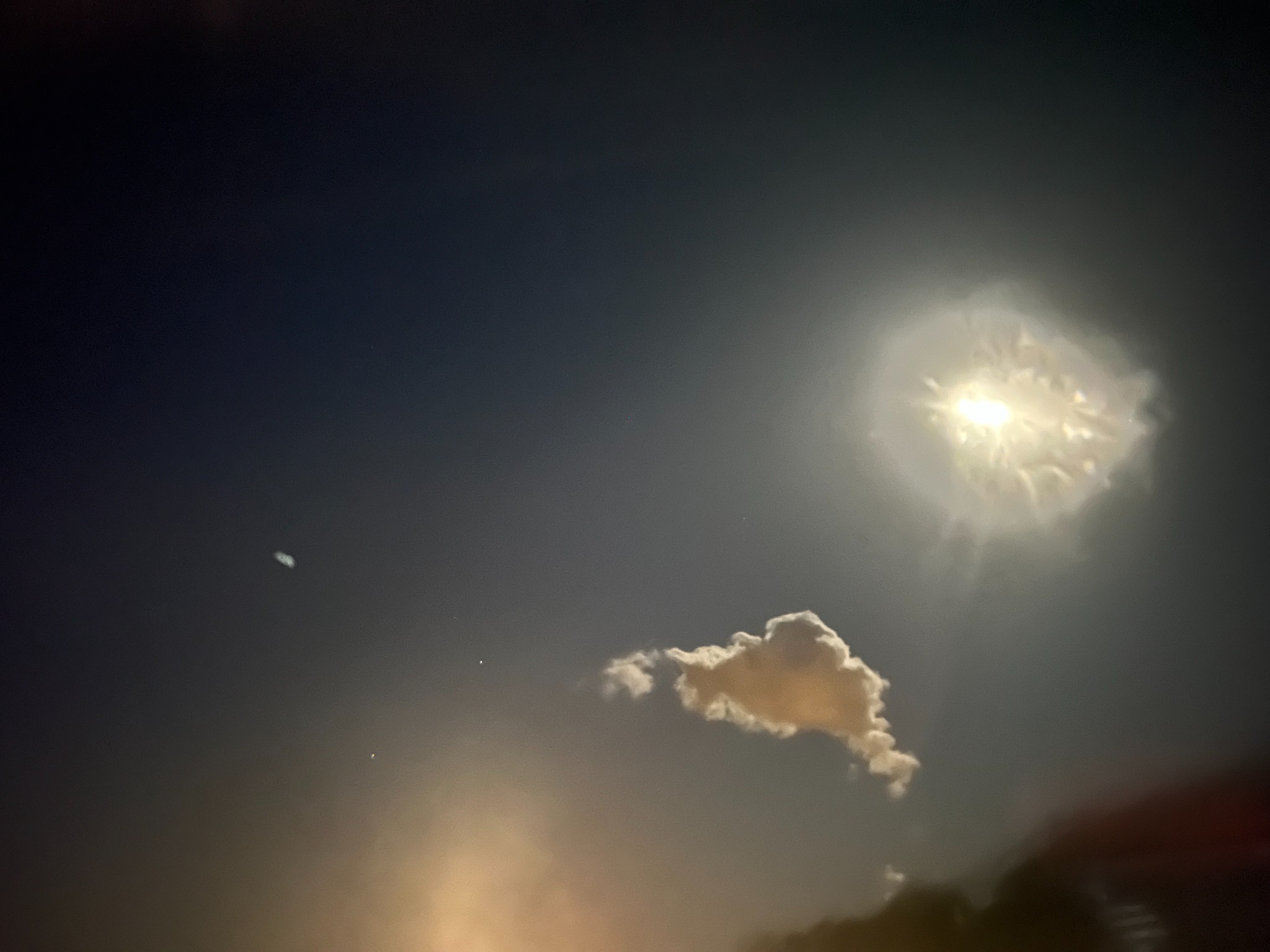 Une lumière et un nuage dans le ciel nocturne