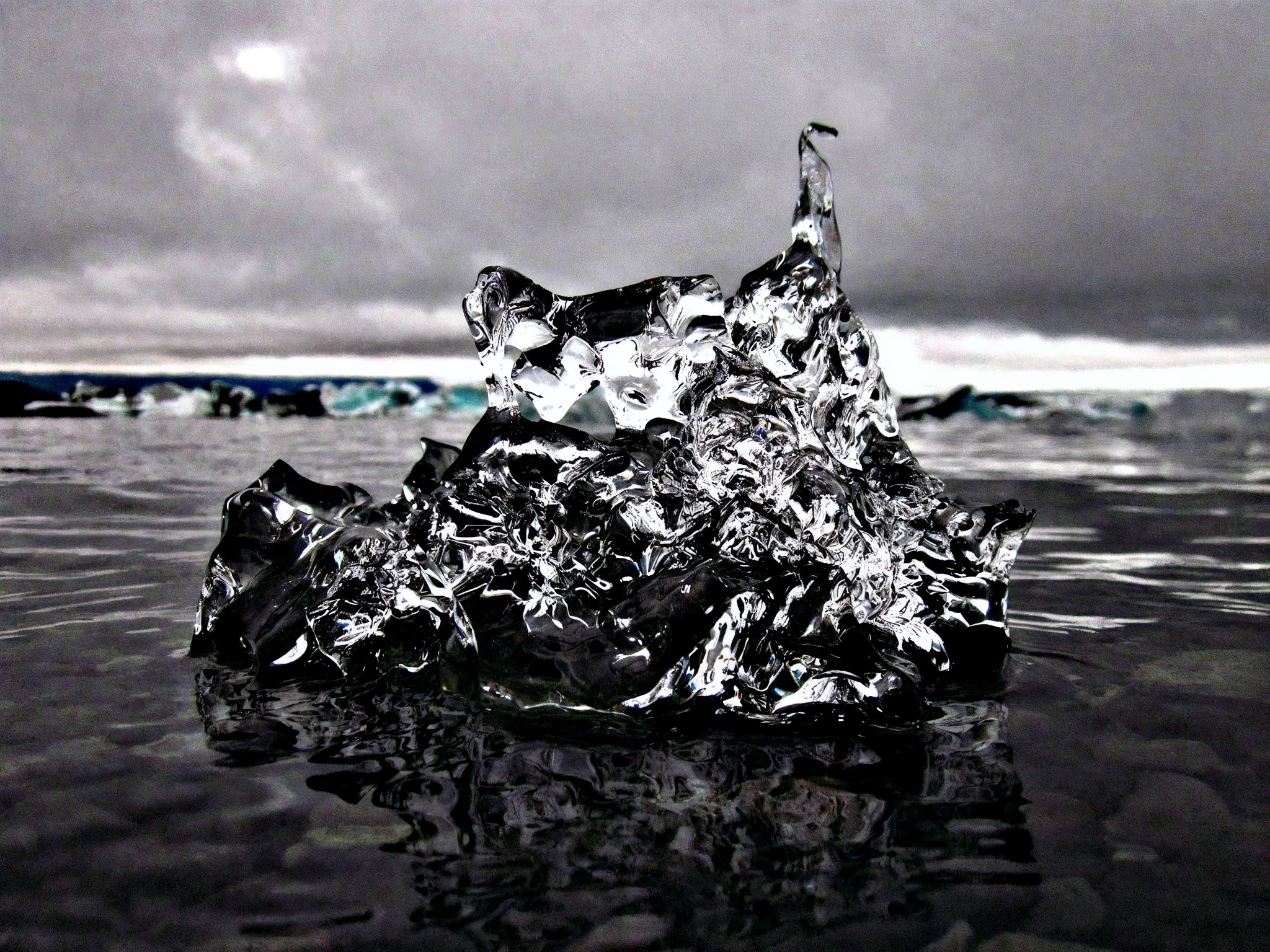 Un fragment de glace au bord de l’eau