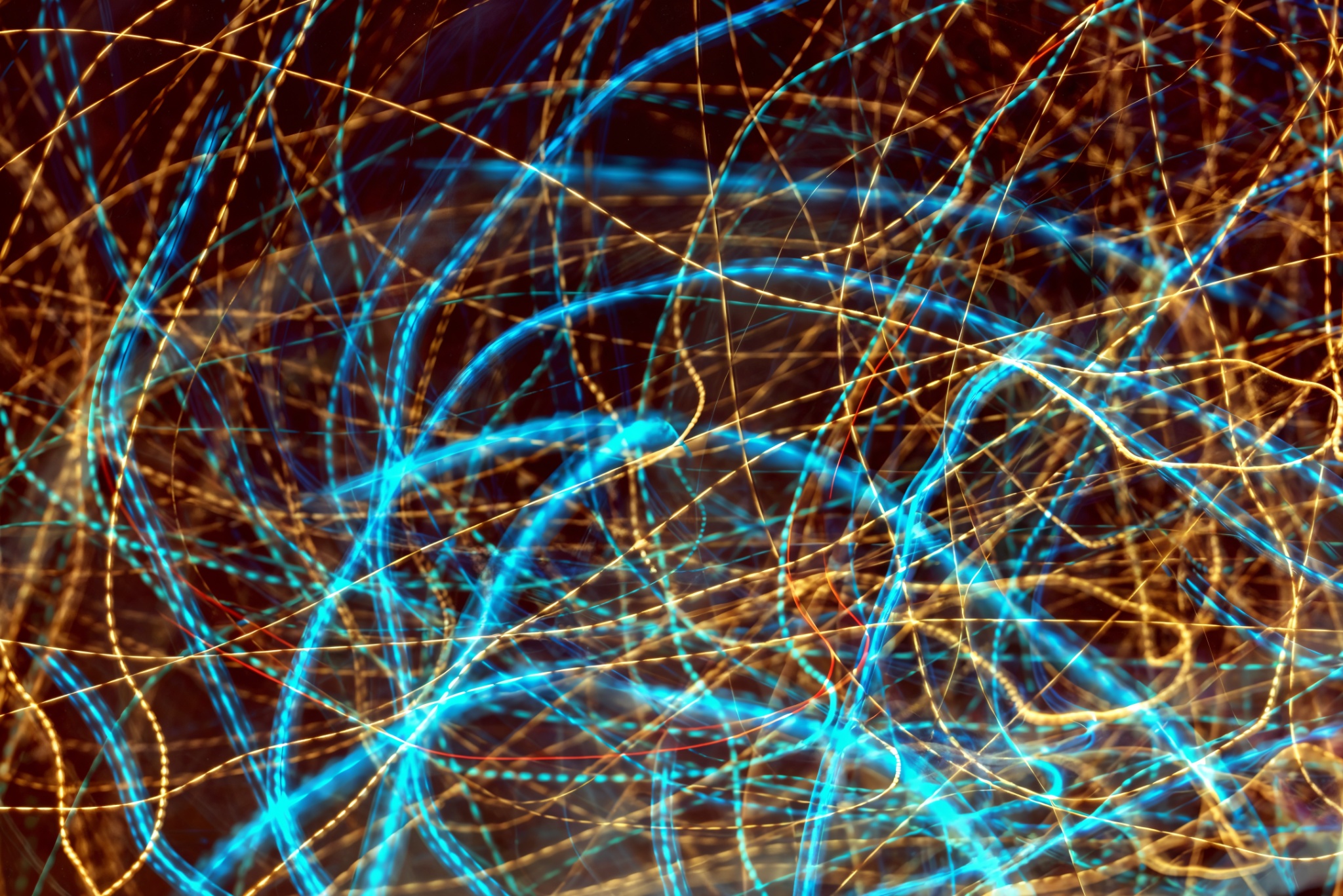 Des traces lumineuses bleues et dorées